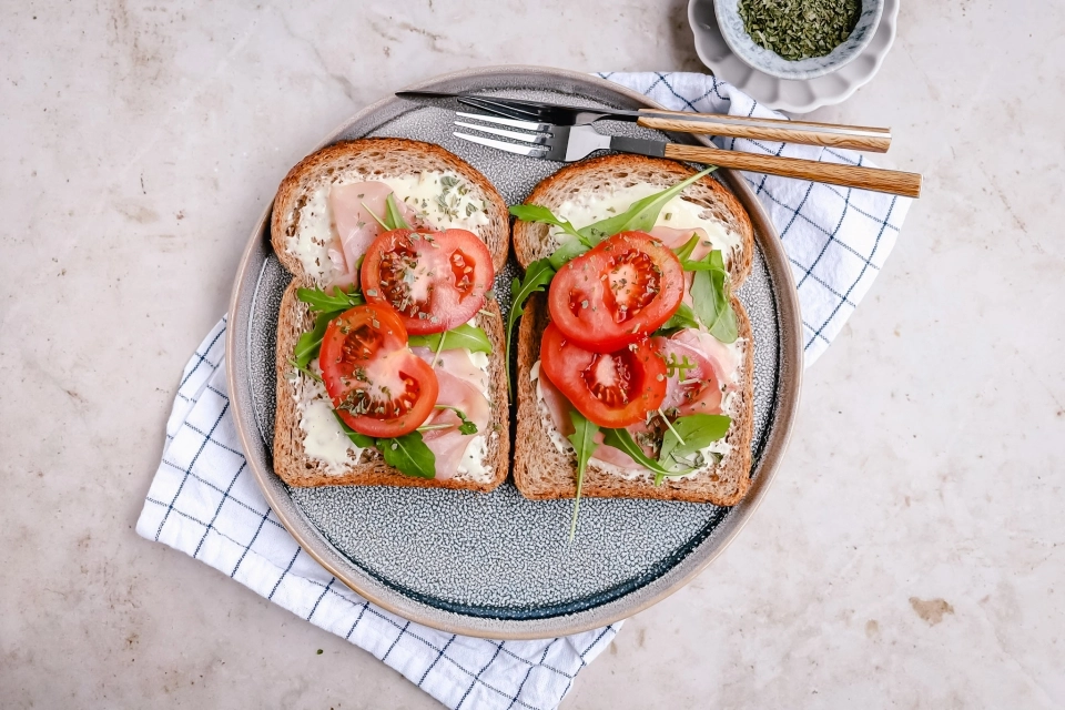 Brood met smeerkaas, rauwe ham & tomaat