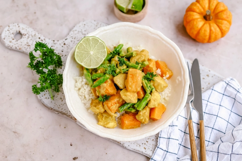 Pompoencurry met kip, sperziebonen & bloemkoolrijst