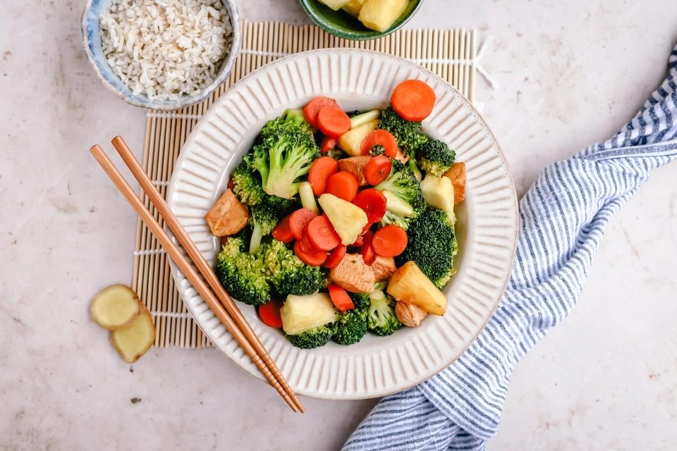 Roerbakschotel met broccoli, kip & ananas