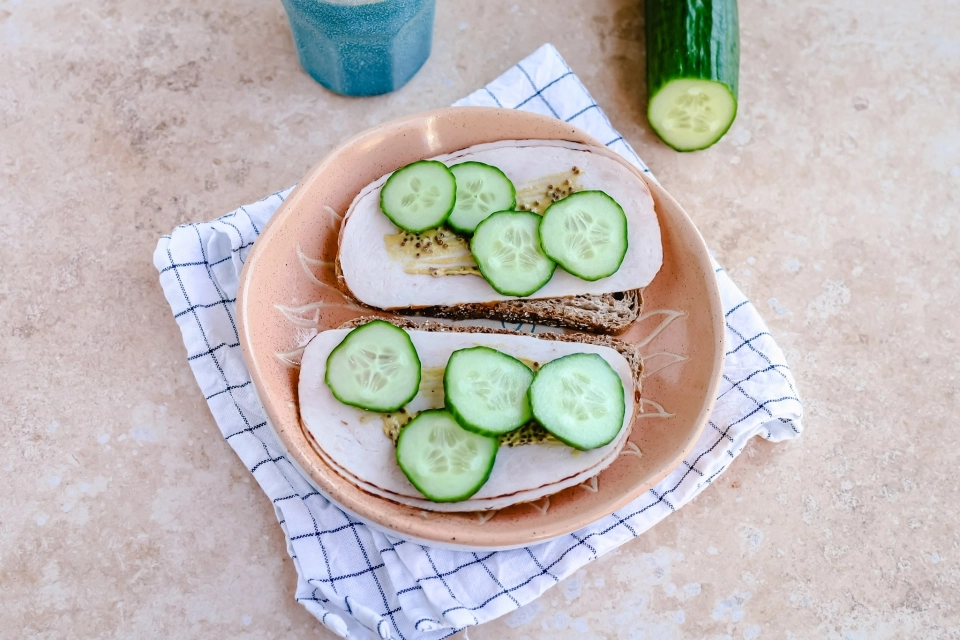Brood met kalkoenfilet, komkommer & mosterd