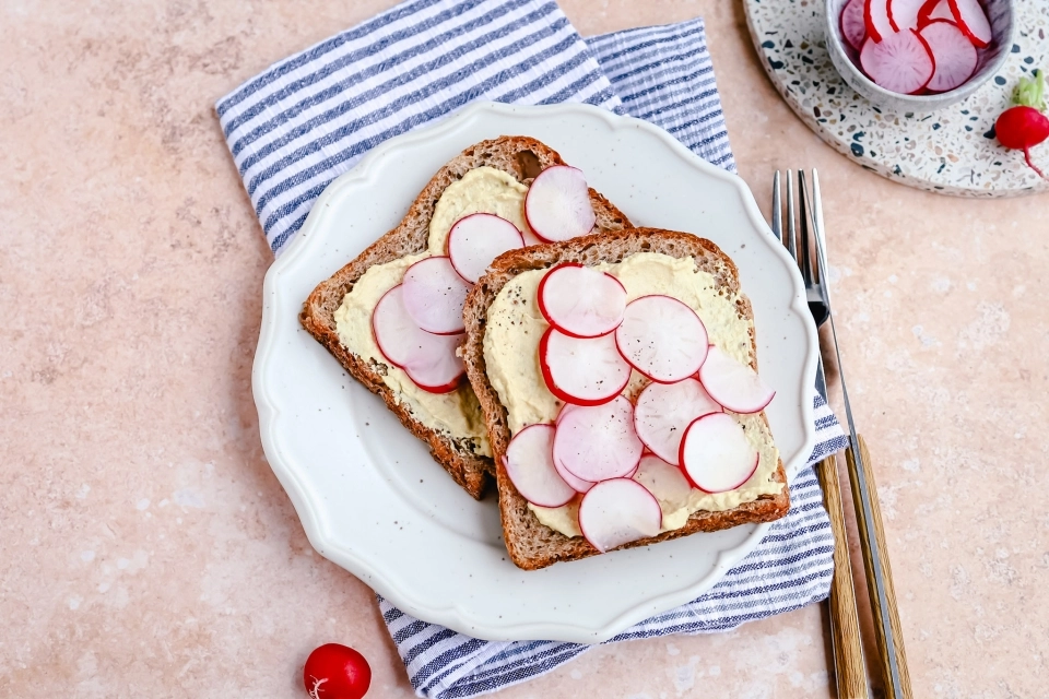 Pittige sandwich met hummus & radijsjes