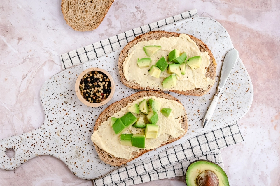 Brood met hummus & avocado