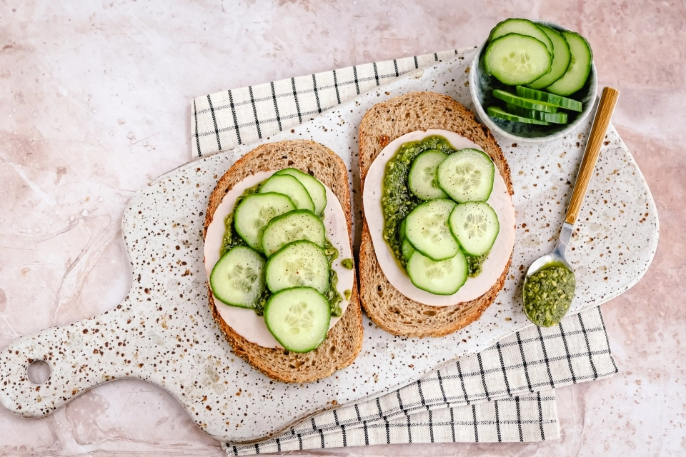 Brood met kalkoenfilet, pesto & komkommer