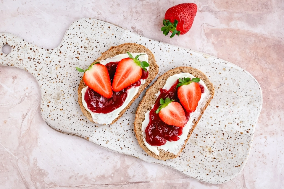 Brood met zuivelspread & aardbeienjam
