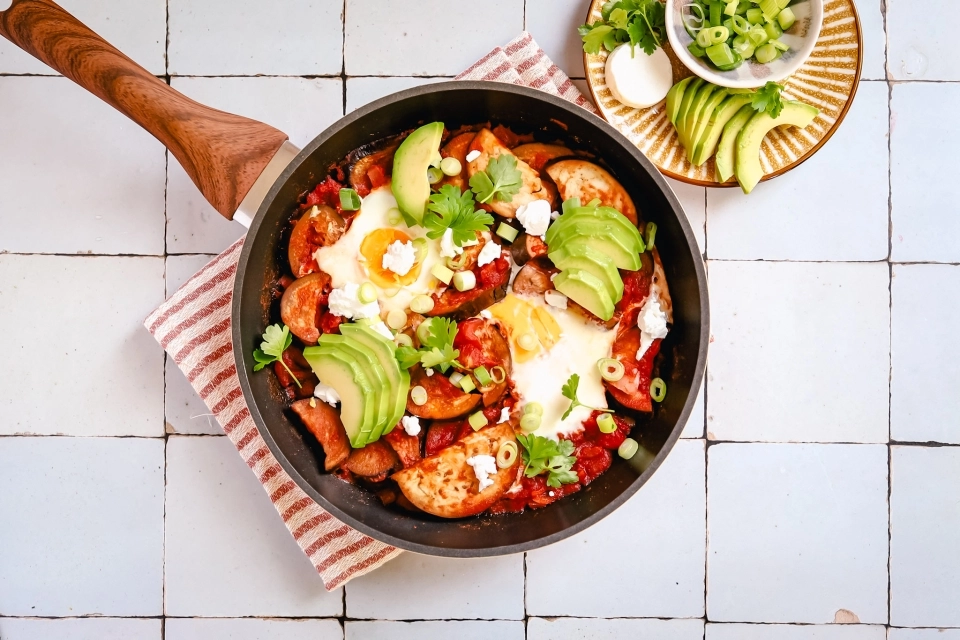 Shakshuka met aubergine, avocado & geitenkaas