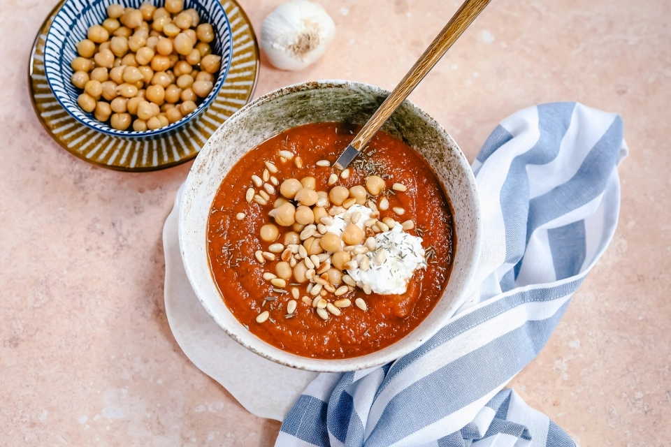 Aubergine-tomaat soep met kikkererwten & ricotta-fetacrème 