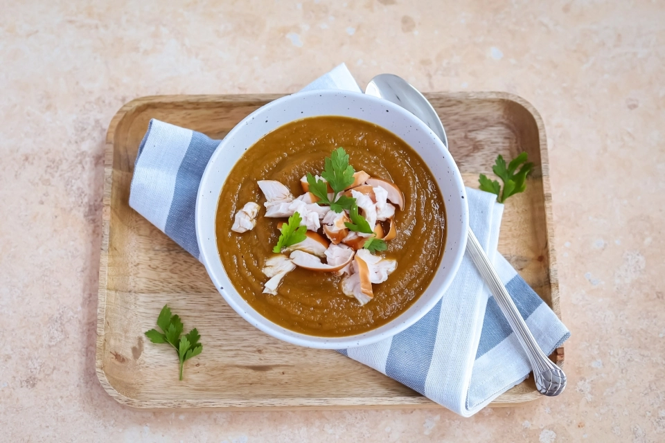 Aubergine-paprikasoep met gerookte kip