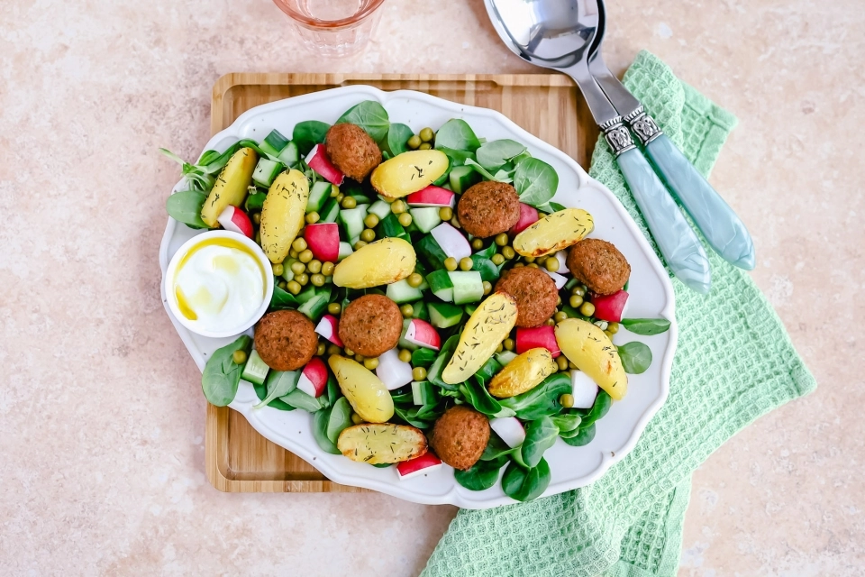 Krieltjessalade met doperwten & falafel