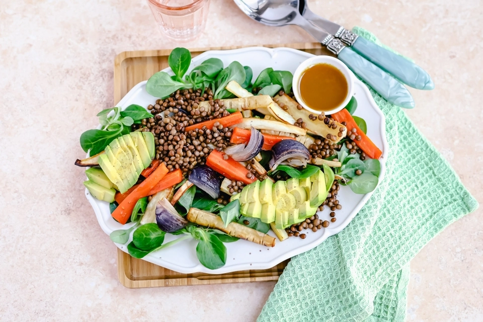 Lauwwarme salade van pastinaak, wortel, linzen en avocado