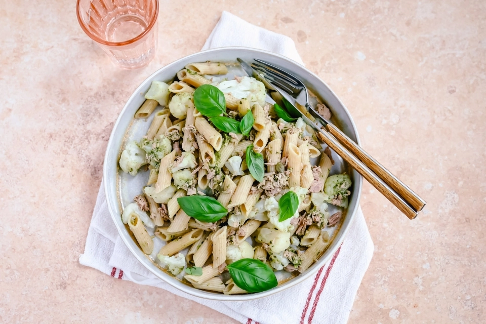 Makkelijke pasta met bloemkool, tonijn & pesto