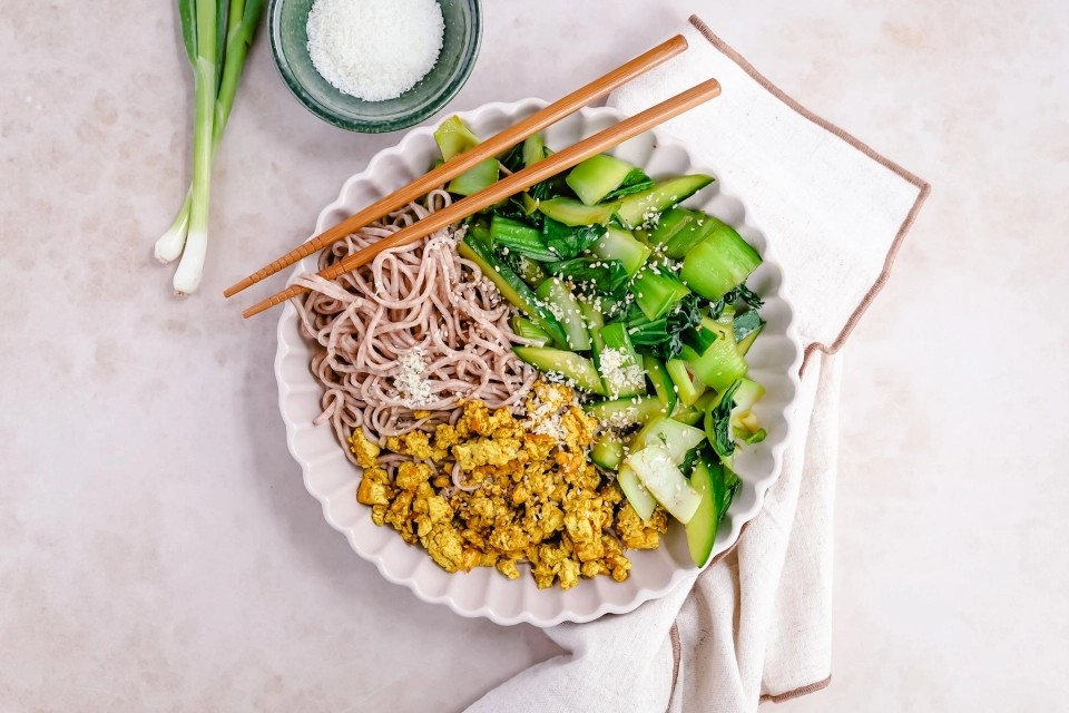 Noedels met paksoi-komkommer roerbak en tofu crumble