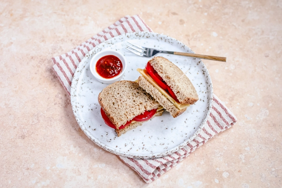 Pittige sandwich met kaas, tomaat & sambal