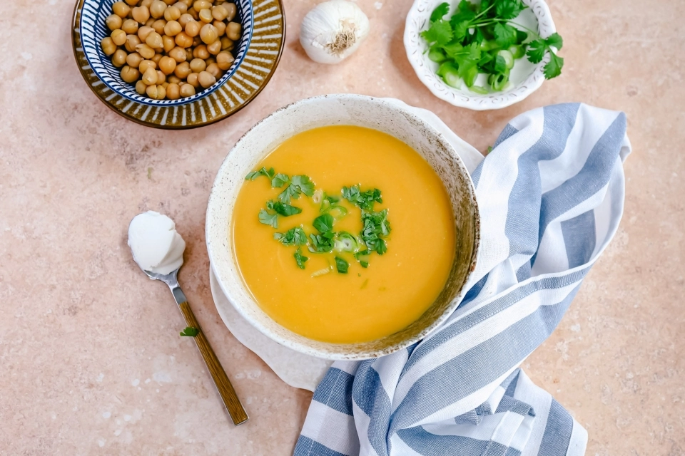 Romige pompoensoep met kokosmelk & bosui