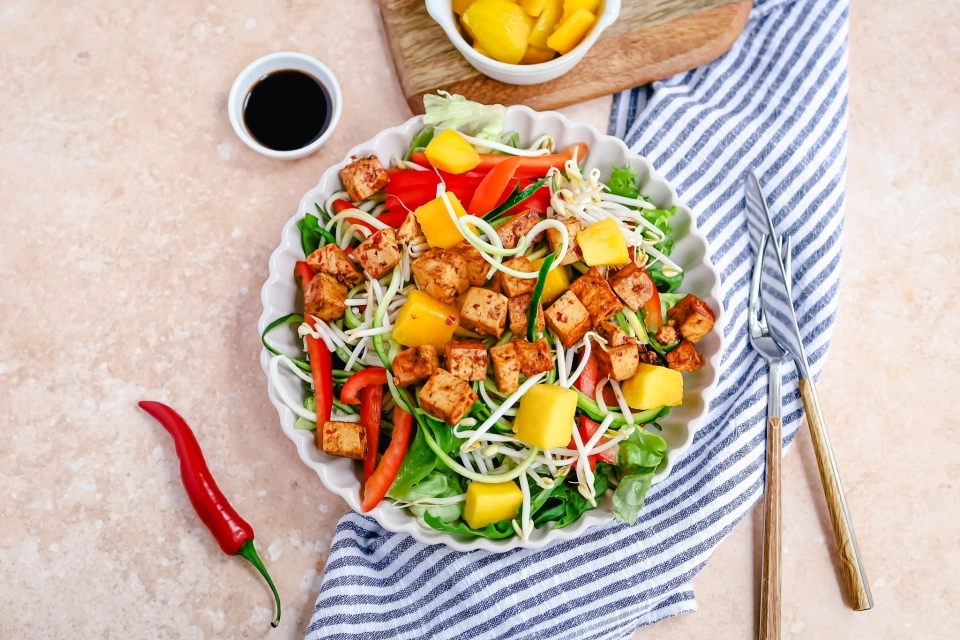 Salade met courgette, mango en pittige tofu