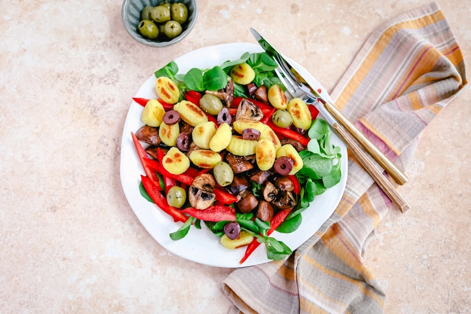 Salade met gebakken gnocchi & champignons