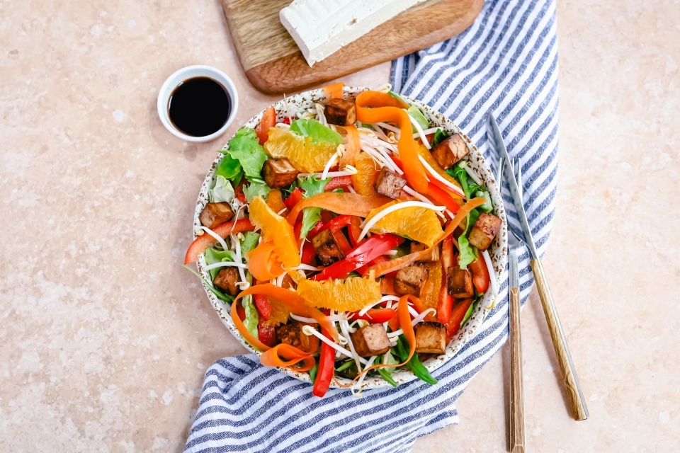 Salade met sinaasappel en tofu