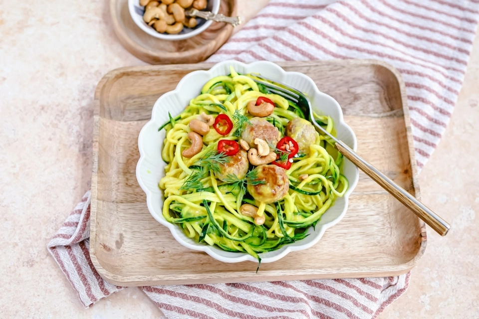 Courgetti met mango-kerriesaus & kipgehaktballetjes