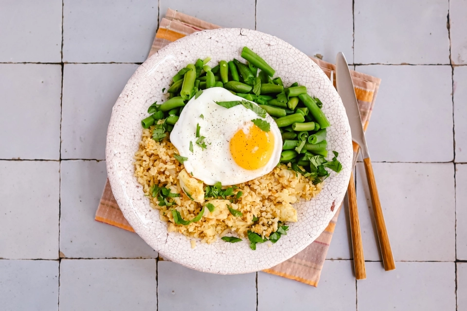 Eiwitrijke gebakken rijst met kip & sperziebonen