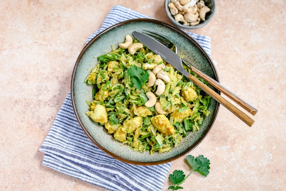 Eiwitrijke spitskool-snijbonenschotel