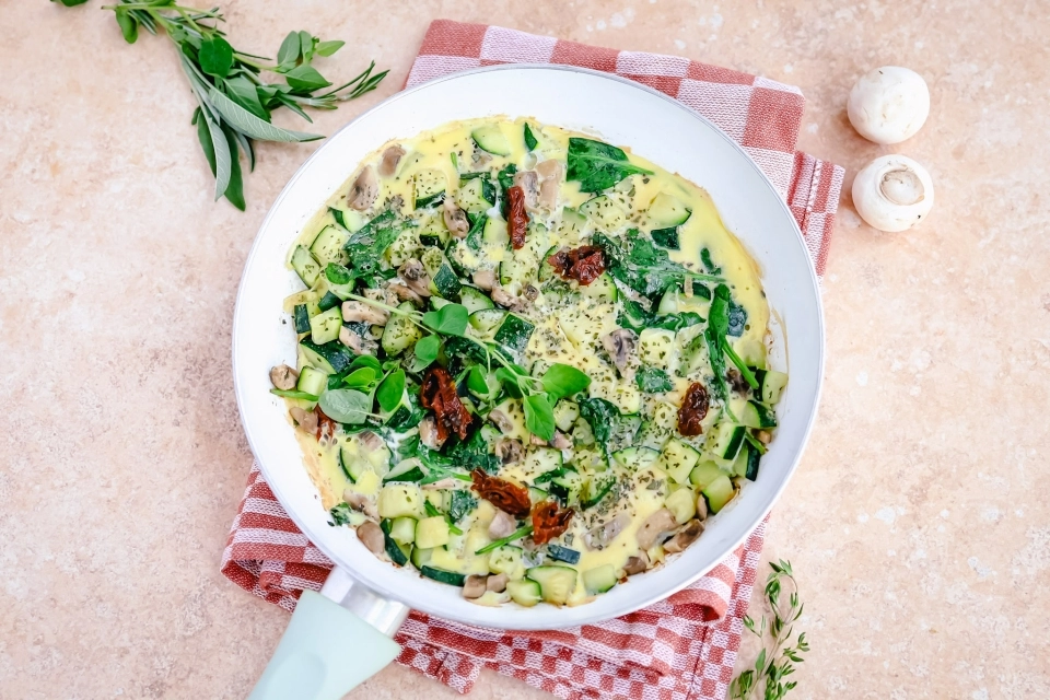 Frittata met courgette, champignons & zongedroogde tomaatjes