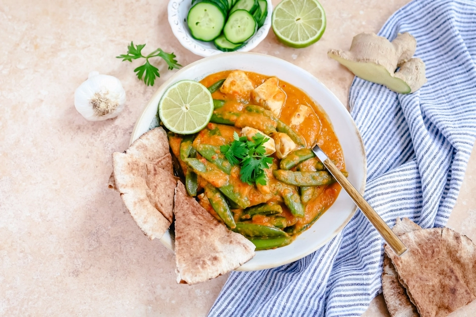 Kip & sugarsnaps in paprika-mangocurrysaus