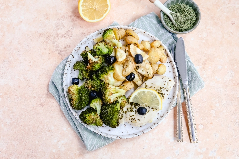Pastinaak met broccoli, olijven & citroenkip uit de oven