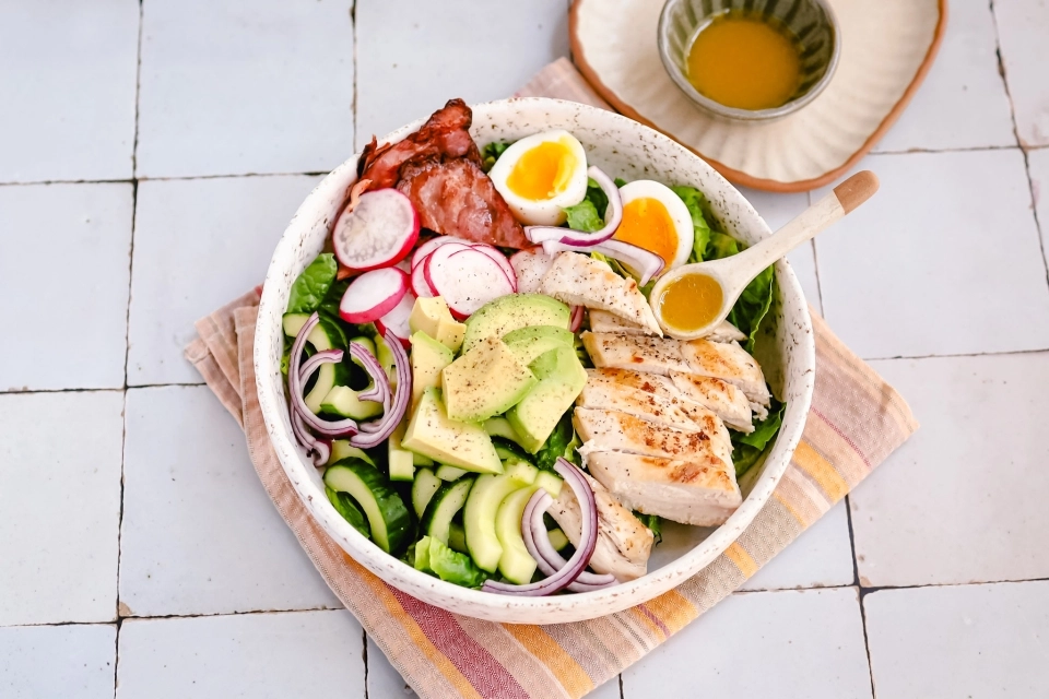 Salade met kip, ei, avocado & bacon