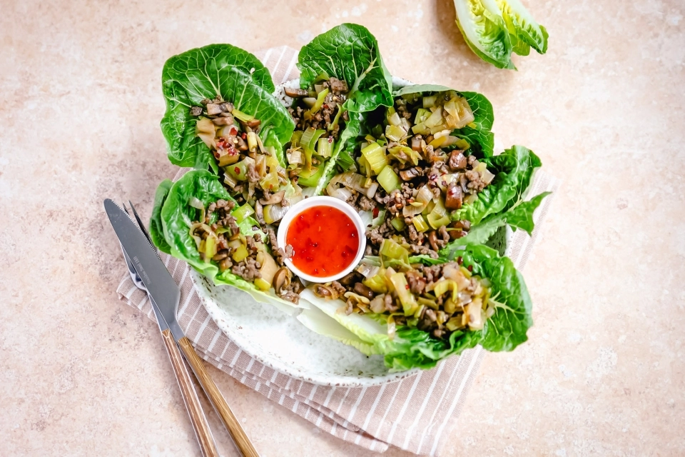 Sla wraps met pittig gehakt & champignons