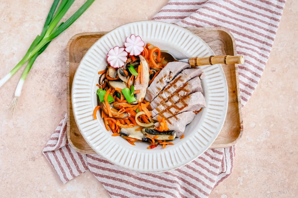 Noedels van wortel met portobello & tonijnsteak