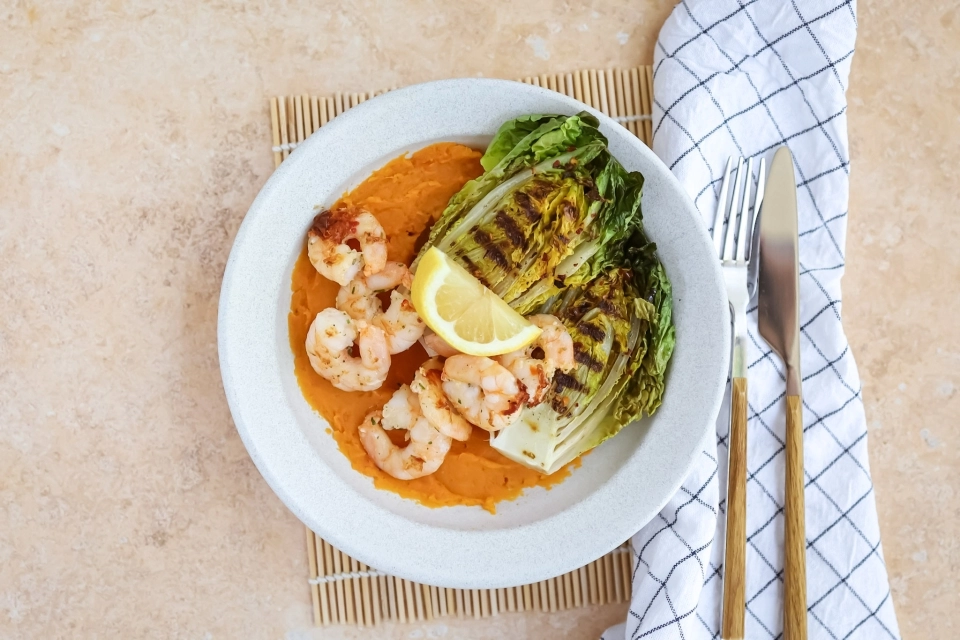 Zoete aardappelpuree met gegrilde baby Romaine sla & garnalen