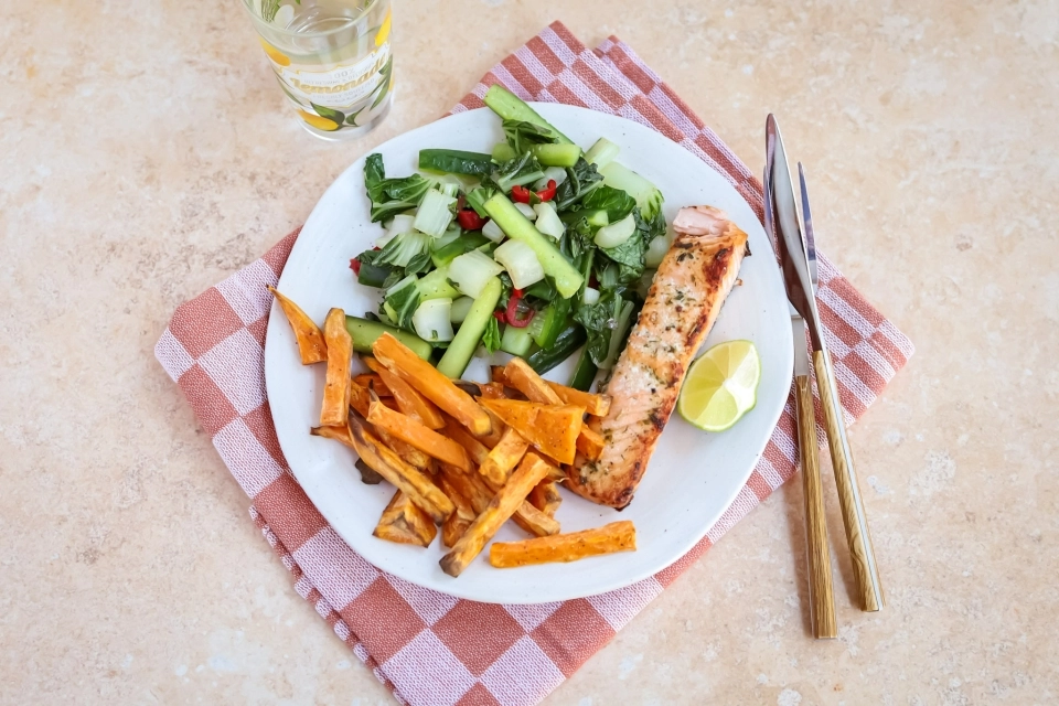 Zoete aardappel, zalm & paksoi-komkommer roerbak