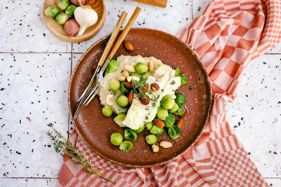Bloemkoolpuree met kabeljauw, spruitjes & noten