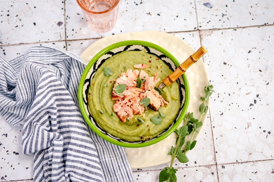 Broccoli-pastinaak soep met zalm