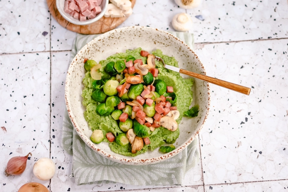 Broccolipuree met spruitjes, champignons & hamblokjes