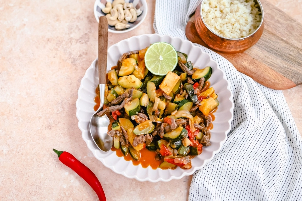 Curry met runderreepjes, courgette & ananas