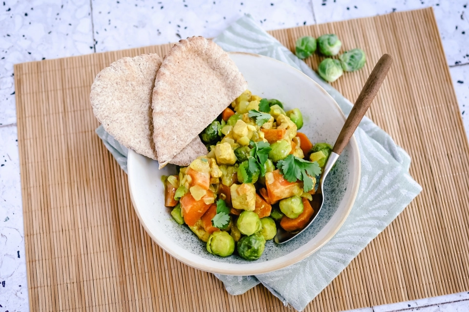 Kruidige zoete aardappel curry met spruitjes & kip