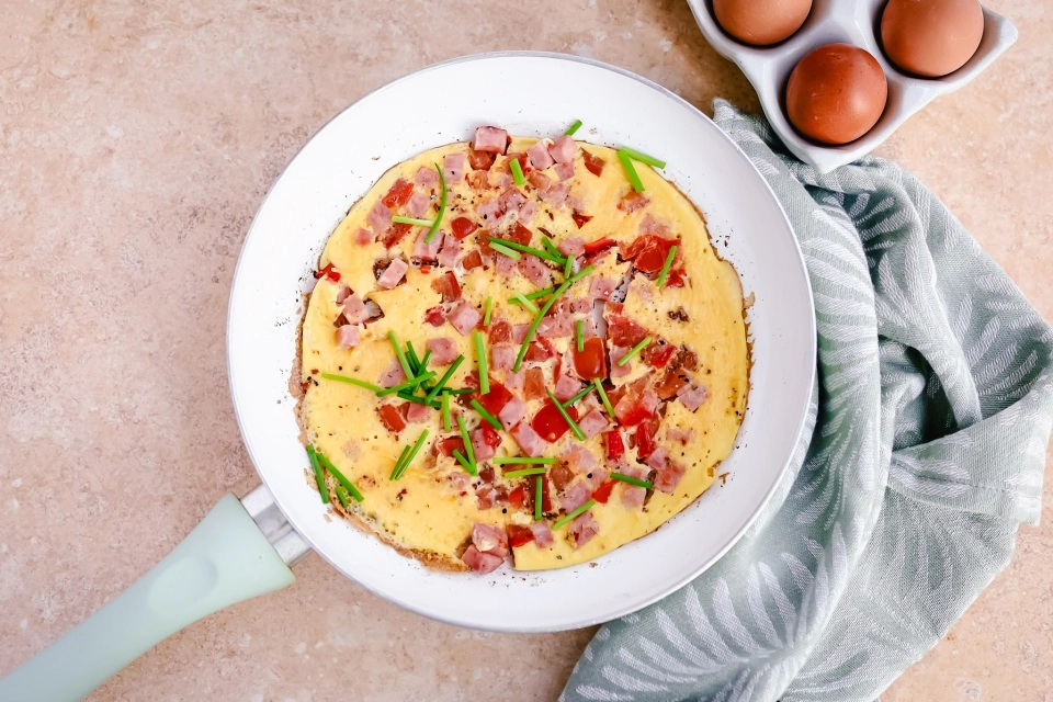 Omelet met hamblokjes