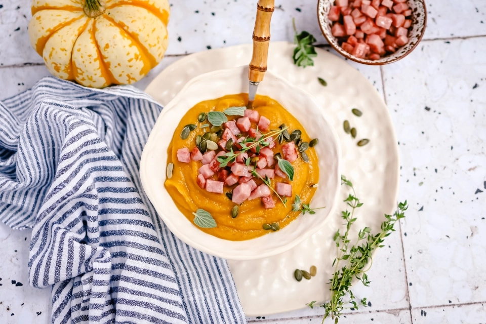 Pompoen-bloemkool soep met hamblokjes