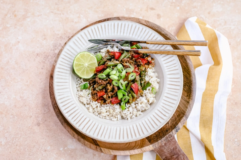 Roerbak met rijst, gehakt & pindakaas