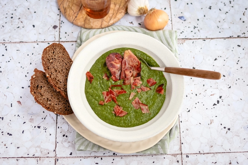 Romige boerenkool-courgette soep met bacon
