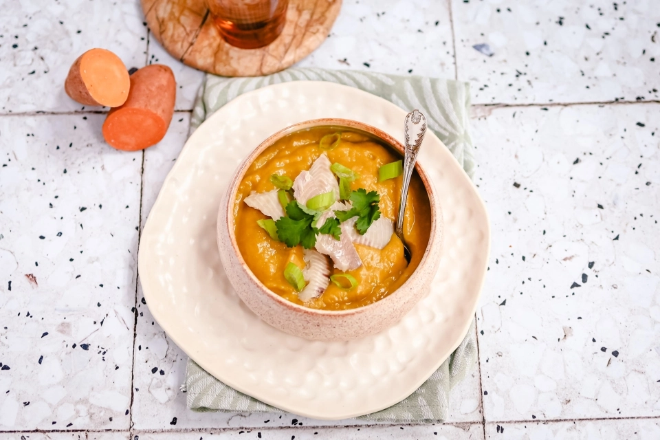 Zoete aardappel-prei soep met gerookte forel
