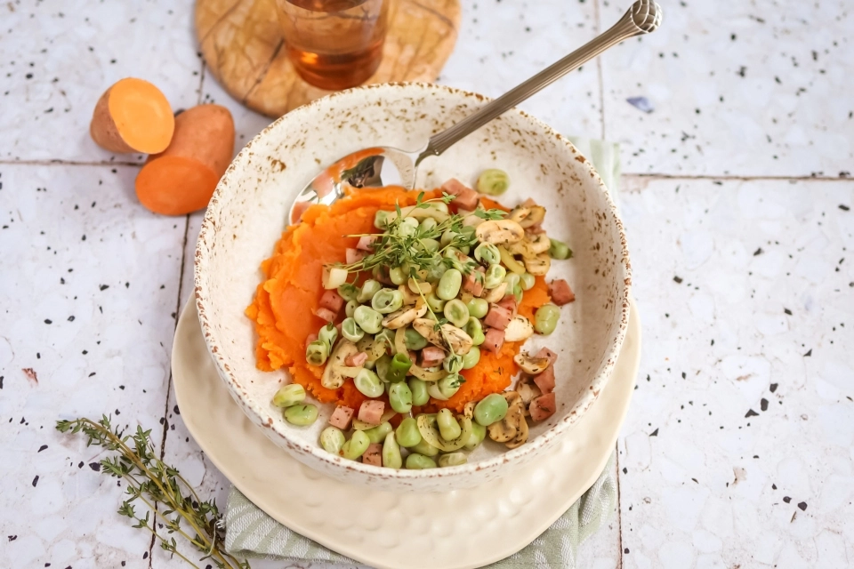 Zoete aardappelpuree met tuinbonen & hamblokjes