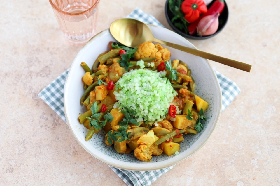 Curry met broccolirijst, bloemkool & sperziebonen