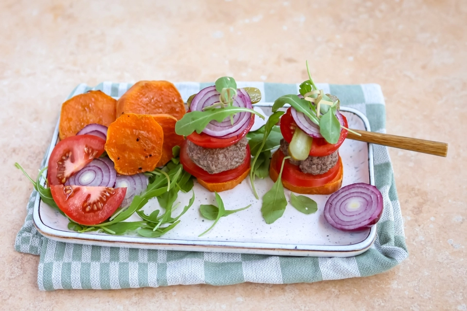 Hamburger op een 'broodje' van zoete aardappel & salade