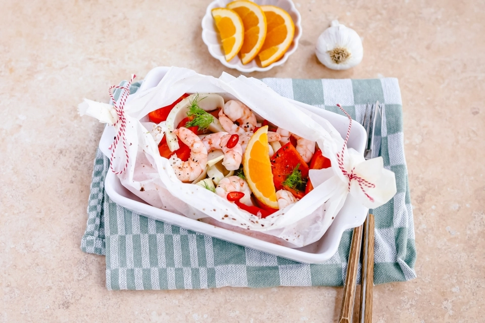 Ovenpakketjes met garnalen, paprika & venkel