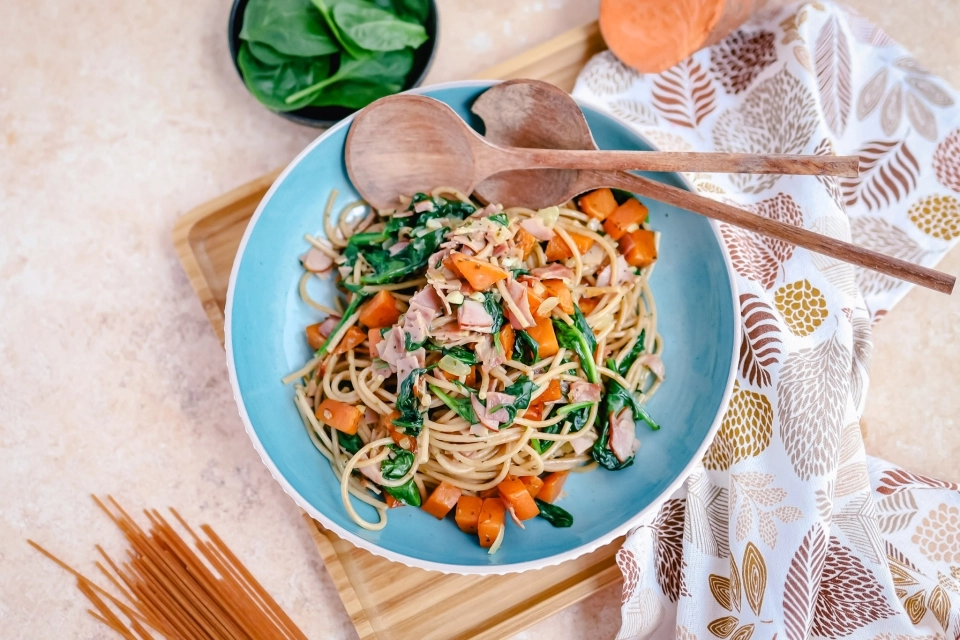 Spaghetti met zoete aardappel, spinazie & bacon