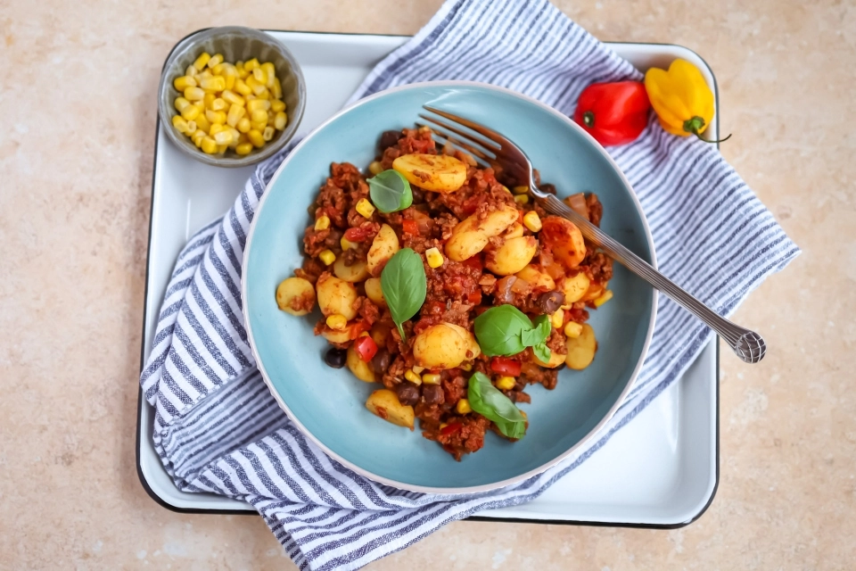 Bruine bonenschotel met krieltjes 