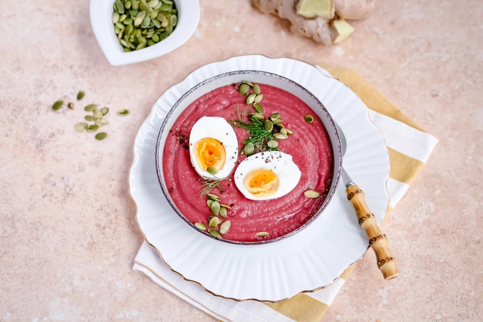 Bloemkool-bietensoep met pompoenpitten & ei