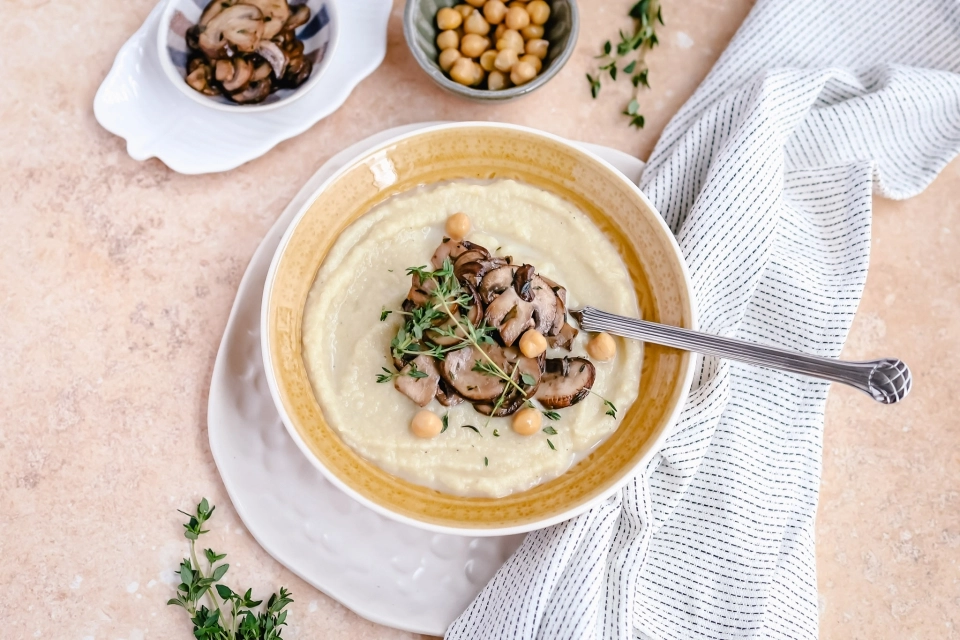 Bloemkool-venkelsoep met gebakken champignons