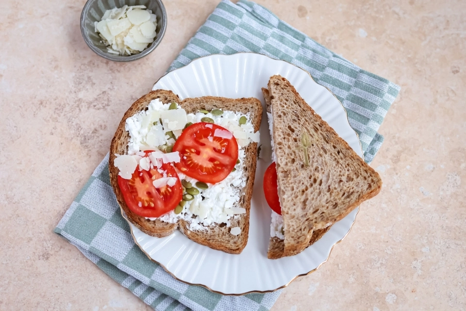 Brood met cottage cheese, pompoenpitten & tomaat